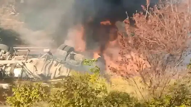 Kontrolden çıkan TIR şarampole yuvarlanıp alev aldı, sürücü yaralı kurtuldu