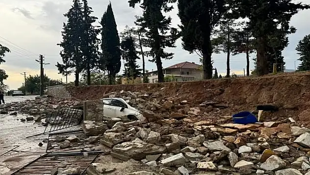 İstinat duvarı aracın üzerine çöktü