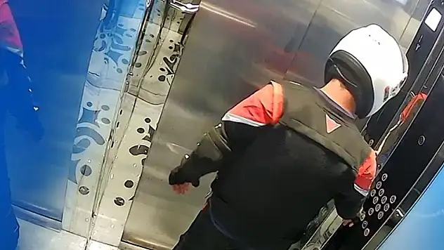 Kurye tuvaletini yaptığı asansörde mahsur kaldı
