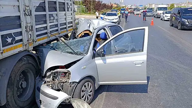 Otomobil, park halindeki tıra çarptı, genç kız yaşamını yitirdi