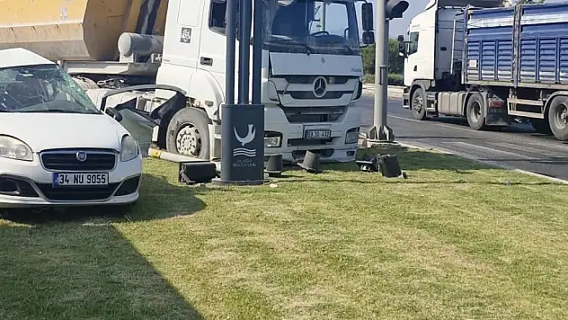 Hafriyat kamyonu ile otomobil çarpıştı: 1 ölü