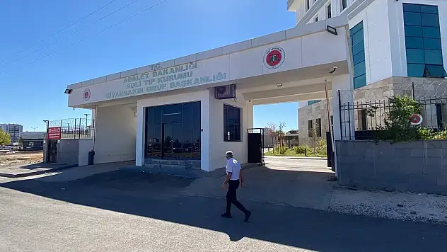 Cezaevinden izinli çıkan babasını öldürdü annesiyle birlikte tutuklandı