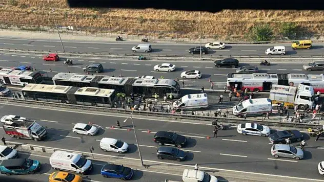 Küçükçekmece'de metrobüs kazası: 1 ölü 50 yaralı