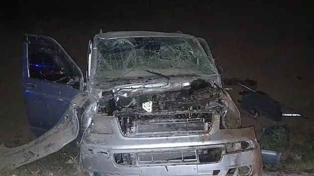 Kütahya'da hafif ticari araçla kamyon çarpıştı! 1 kişi öldü, 2 kişi yaralandı