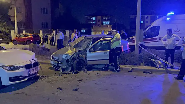 Ters yöne giren otomobilin karşıdan gelen otomobille çarpıştığı kaza kamerada 1 ölü, 5 yaralı