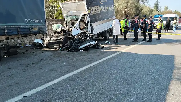 Mobilya yüklü kamyonet, park halindeki TIR'a çarptı: 3 ölü