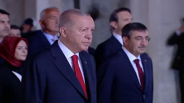 Cumhurbaşkanı Erdoğan Anıtkabir'i ziyaret etti