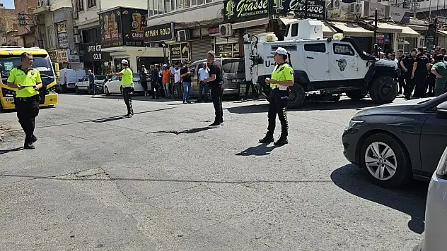 Zırhlı polis aracıyla çarpışan motosikletin sürücüsü yaralandı