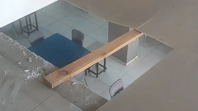 Namaz kılmak için çıktığı kıraathanenin asma katı çöktü