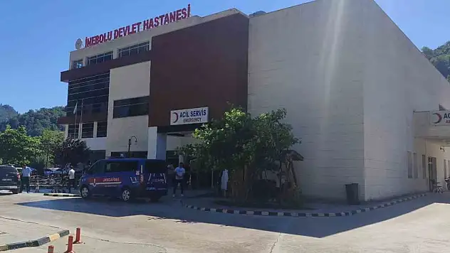 Kavga sırasında kırılan cam sokaktan geçen engelli gencin üzerine düştü