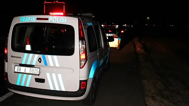 Aksaray-Konya karayolunda otomobil, motosiklete çarptı: 1 ölü, 3 yaralı