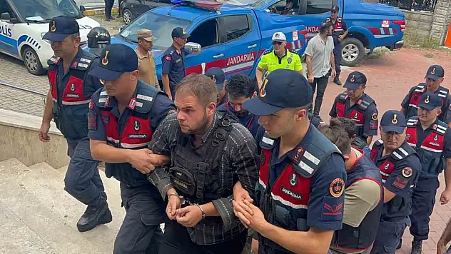 3 akrabasını bıçaklayarak öldürüp yayla evini ateşe veren şahsın mahkemedeki ifadesi ortaya çıktı