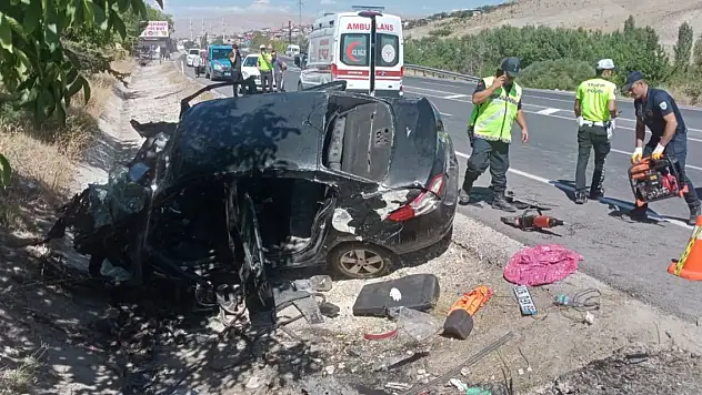 Devrilen otomobilde bulunan 3 kişi öldü, 1 ağır yaralı