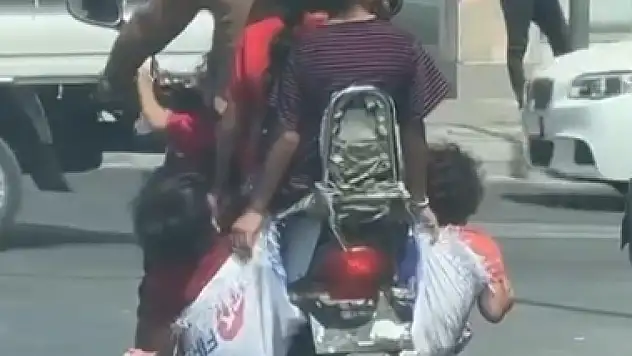 6 kişinin bindiği motosiklette çocuklar çuvalla taşındı