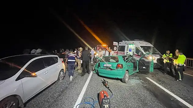 Otomobil demir korkuluklara çarptı: 1 ölü,5 yaralı