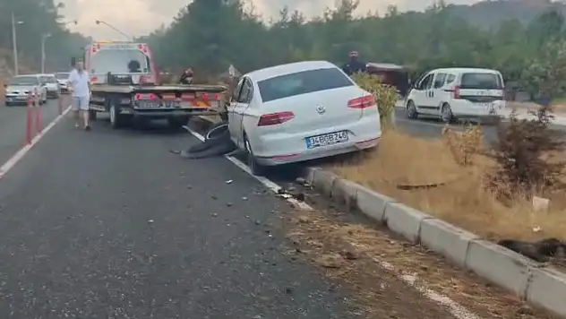Kafa kafaya çarpışan 2 otomobil hurdaya döndü