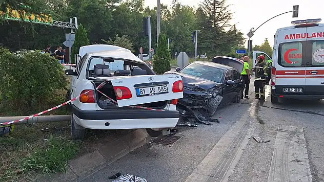 Kavşakta 2 otomobil çarpıştı: 3 yaralı