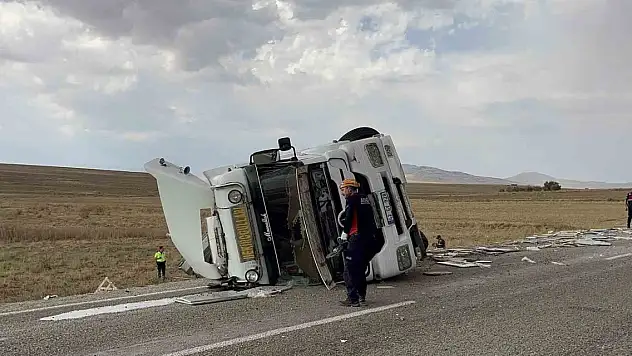 Aksaray'da şarampole devrilen tır hurdaya döndü: 1 yaralı