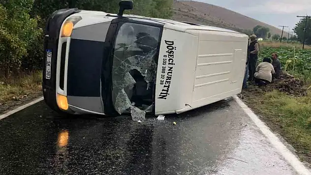 Afyonkarahisar'da devrilen minibüste 10 kişi yaralandı