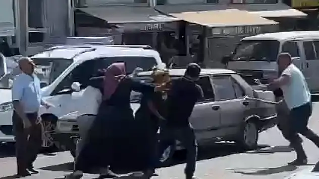 Trafikteki sopalı kavgaya kadınlar da karıştı