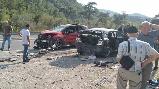 Otomobil park halindeki araçlara çarptı: 7 yaralı