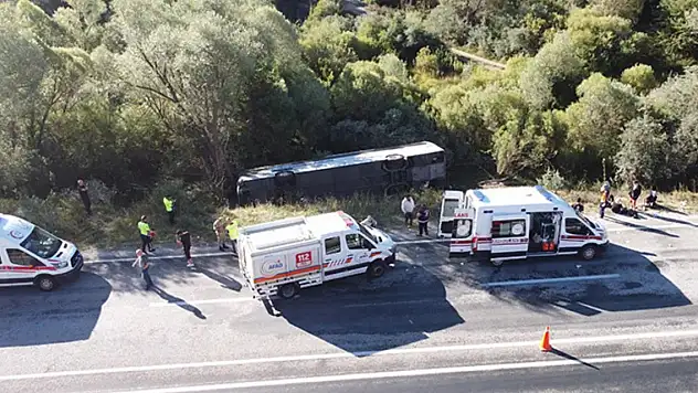 Sivas-Erzincan sınırında otobüs devrildi: 24 yaralı