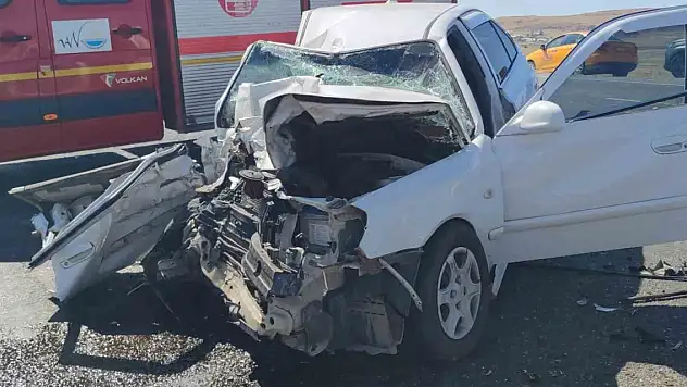 Van'da iki otomobil çarpıştı: 2 ölü, 4 yaralı