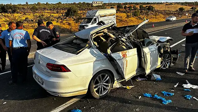 Gaziantep'te otomobil, kamyonun altına girdi 2 kardeş öldü, 8 kişi yaralandı