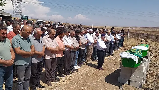 Kazada ölen 2 kız kardeş, yan yana toprağa verildi