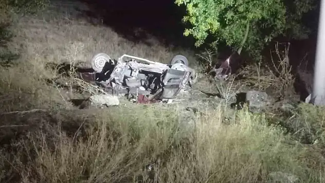 İki otomobilin çarpıştığı kazada 2 kişi öldü, 3 kişi yaralandı