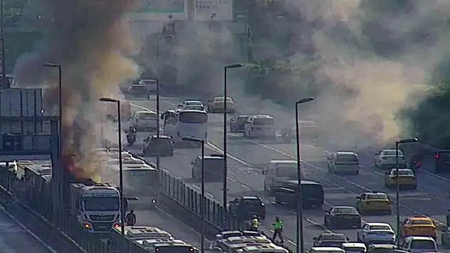 İstanbul'da metrobüste yangın çıktı