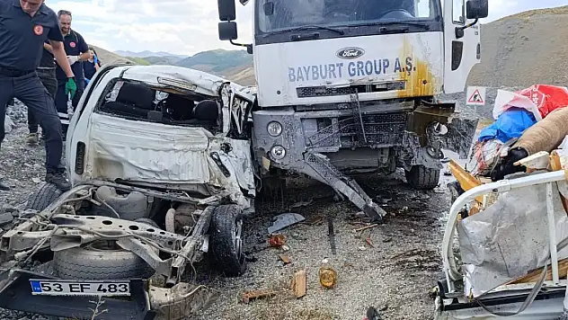 Kamyonla çarpışan kamyonet ikiye ayrıldı: 3 ölü, 2 yaralı