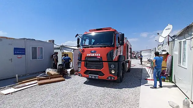 Depremzedelerin yaşadığı 2 konteyner yandı