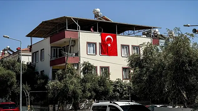 İsrail askerlerince öldürülen Ayşenur Ezgi Eygi'nin Didim'deki dede evine Türk bayrakları asıldı
