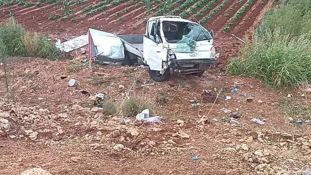 Tarım işçilerini taşıyan kamyonet şarampole uçtu: 1 ölü, 22 yaralı
