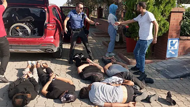 Manisa'da çalıntı otomobilden 2'si bagajda 9 kaçak göçmen çıktı