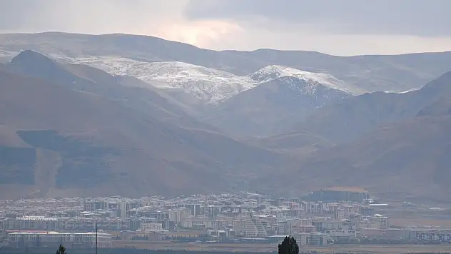 Erzurum'a mevsimin ilk karı yağı yağdı