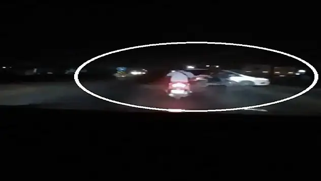 Motosikletin otomobile ok gibi saplandığı anları kayda aldı