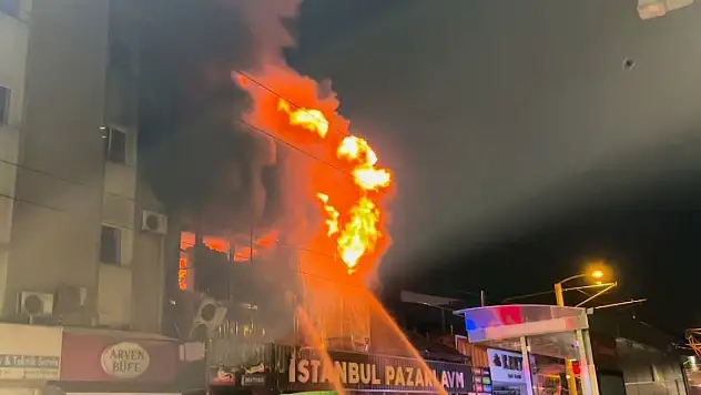 Hediyelik eşya mağazası alev alev yandı: Havai fişekler peş peşe böyle patladı