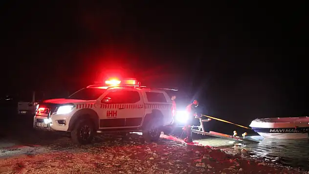 Barajda balık tutmak isteyen 3 arkadaştan 2'si bataklığa saplandı, 1'i boğuldu