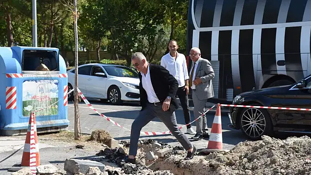 TFF Başkanı Hacıosmanoğlu tesislere girmek için hendekten atladı
