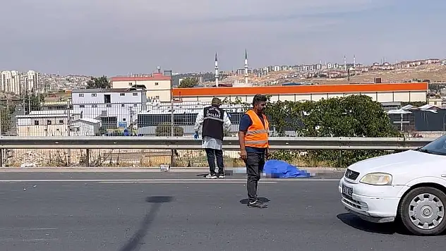 Bariyerlere çarparak savrulan 18 yaşındaki motosikletli hayatını kaybetti