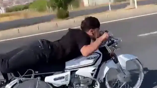 Canını hiçe saydı, motosikleti yatarak sürdü