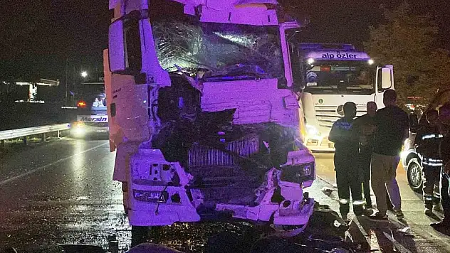 Konya'da tır kamyona arkadan çarptı, sürücü kabinde sıkıştı