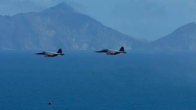 Savaş uçağı eğitim sırasında düştü