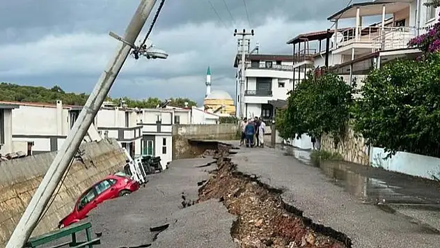 İzmir Menderes'te sağanak sonrası yol çöktü