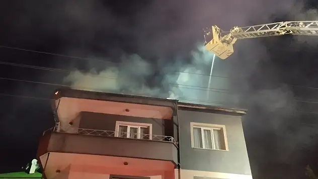 Yıldırım isabet eden binanın çatısı yandı