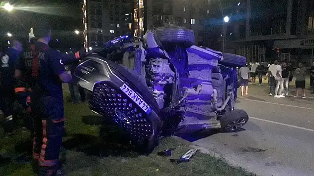 Otomobil, önündeki araca çarpıp takla attı: 1 ölü, 2 yaralı