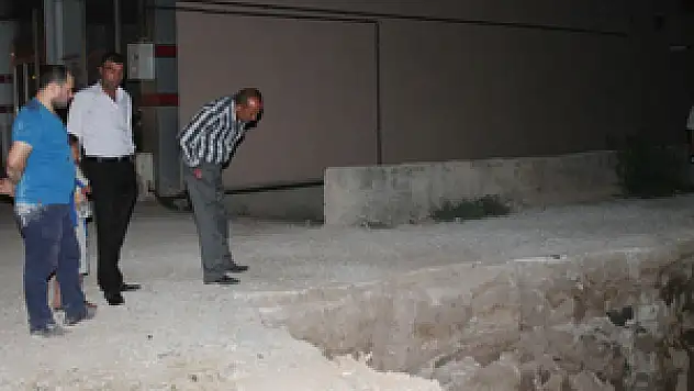 Genç kız gece yarısı inşaat çukuruna düştü!