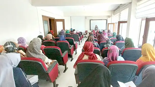 Konya'da 'Gençliğin Anlam Arayışı' konulu söyleşi düzenlendi